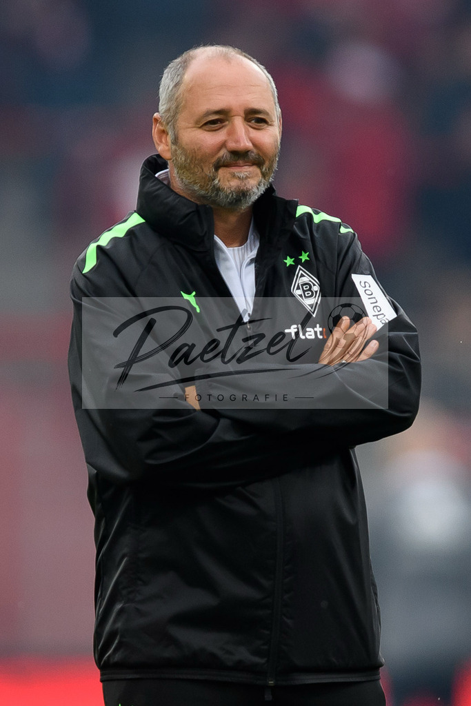 FCUBMG20210829_092 | Fussball, Herren: Co-Trainer Oliver Neuville (Borussia Moenchengladbach) schaut beim Spiel der 1. Bundesliga zwischen 1. FC Union Berlin und Borussia Moenchengladbach im Stadion An der Alten Foersterei am 29.08.2021 in Berlin, Deutschland. - Realisiert mit Pictrs.com