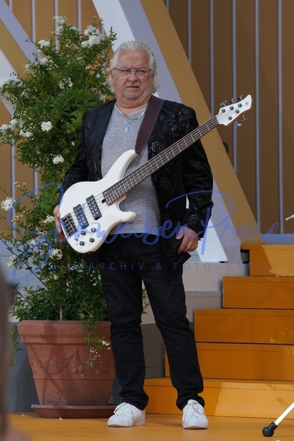 100722Ho2709 | Stefan Mross und Anna Carina Woitschack bei ihrem Rock’n Roll Medley. - Immer wieder sonntags - Staffel 5
Stimmung und volles Haus in der IWS Arena bei der Fernseh Live UNterhaltungsshow im Europapark. 
Deutschland, Rust, Europapark, 10.07.2022