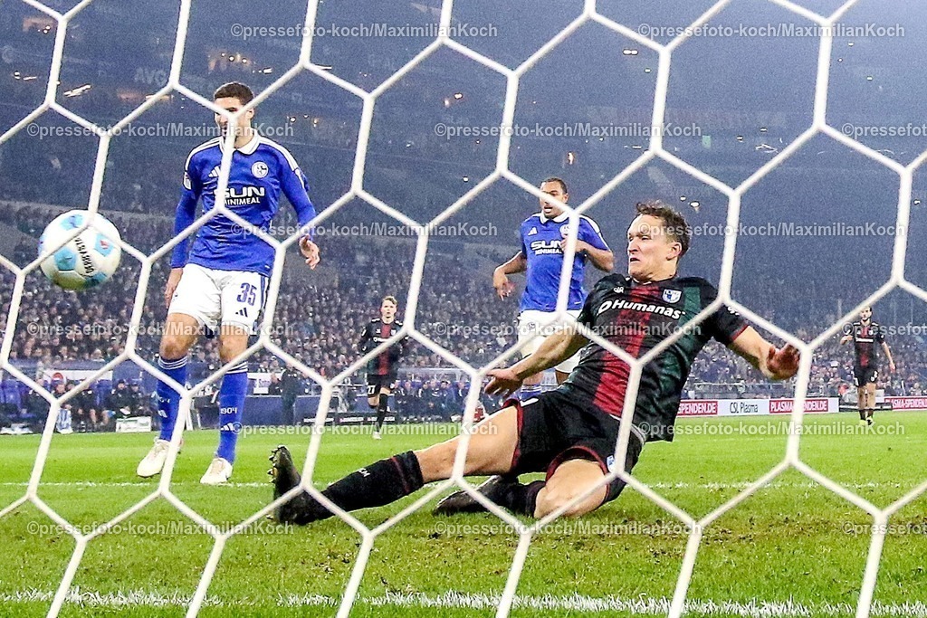 S0401022501089 | 01.02.2025, Fußball, FC Schalke 04 - 1. FC Magdeburg, 2.. Fußball Bundesliga, 20. Spieltag, Veltins-Arena Gelsenkirchen, Saison 2024 2025: Martijn Kaars (1.FC Magdeburg #9) bei seinem Treffer zum 3:0. TorschussDFB regulations prohibit any use of photographs as image sequences and or quasi-video.