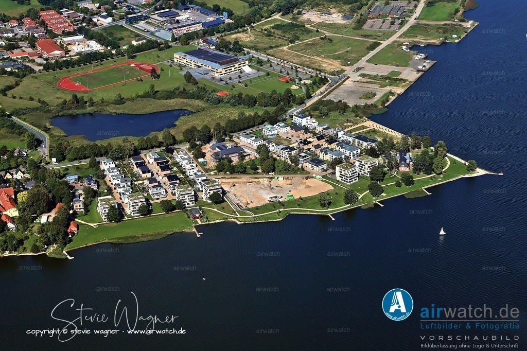 Luftbild Schleswig, Auf der Freiheit, Kaserne Auf der Freiheit, Muehle Nicola, Auf der Freiheit | Heute dient das Gelände der städtebaulichen Entwicklung: Der westliche Teil wurde zum Sanierungsgebiet „Am Holmer Noor“ und in einen neuen Wohn- und Geschäftsviertel umgestaltet.