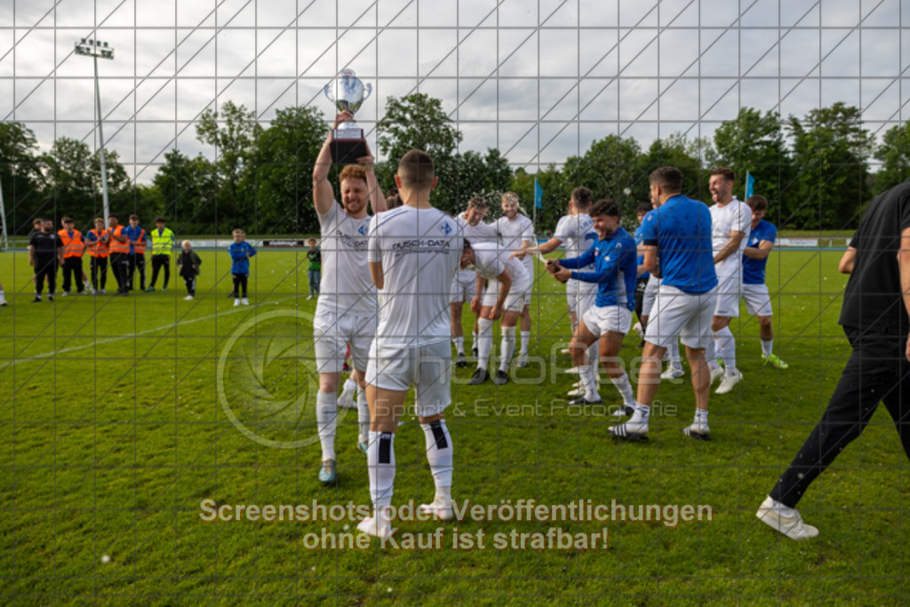 20250529_183800_0295 | #,  VfL Kirchheim (blau) vs. 1.FC Eislingen (weiß), Fußball, Bezirkspokal Finale - Bezirk Neckar/Fils, 2024/2025, Rasenplatz VfL Stadion Kirchheim, Jesinger Straße 105, 73230 Kirchheim, 29.05.2025 - 16:30 Uhr,Foto: PhotoPeet-Sportfotografie/Peter Harich
