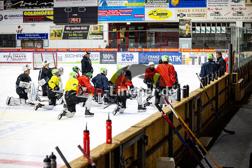 News von den Peißenberg MINERS | Eishockey Bayernliga 2025/26, News von den Peißenberg MINERS, 20251126,Markus Schröder (MINERS Head Coach) im Training gibt klare Anweisungen,2025-11-26 in Peißenberg (flatbuy Arena Peißenberg), Markus Schröder (MINERS Head Coach)Copyright: WolfgangxLindner www.foto-lindner.de