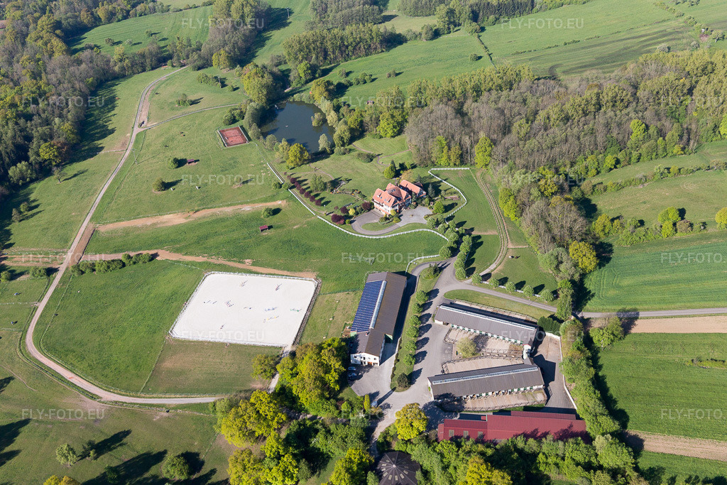 Vue aérienne: Am Froeschenberg, Haras Lerchenberg à Gundershoffen dans le département Bas Rhin, France. Photo: IMG_099393.jpg prise le 30/04/2017 par Werner Riehm/FLY-FOTO.eu – Résolution de l'original: 5472 x 3648 px