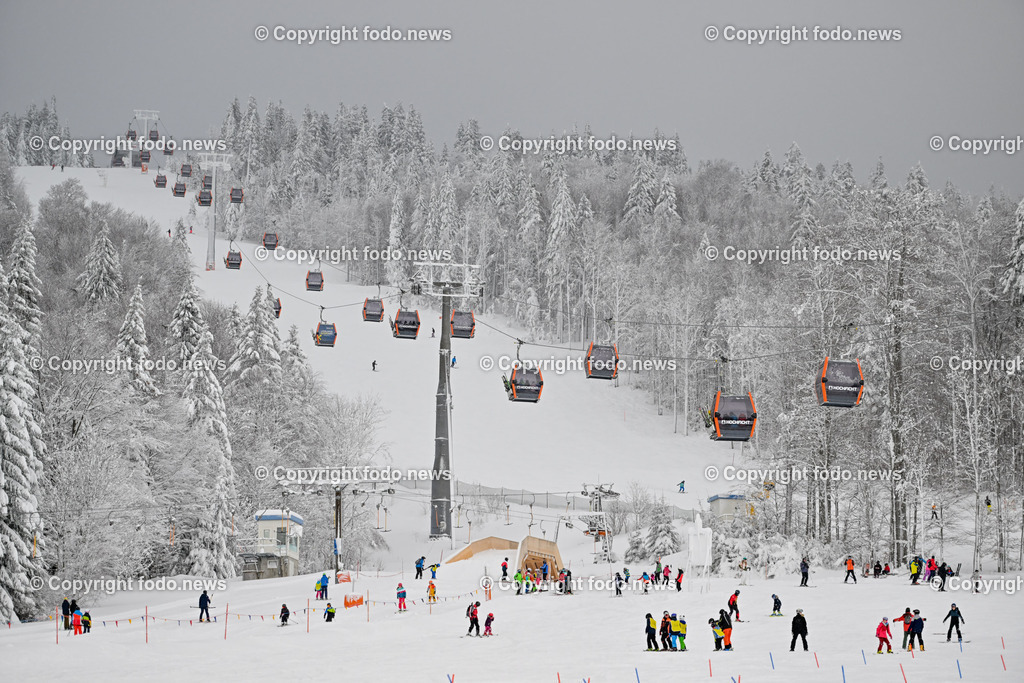 Hochficht_ Skigebiet_ Boehmerwald_ 04.02.2023-18 | 04.02.2023, Hochficht, AUT, Skigebiet Hochficht, Boehmerwald, im Bild Hochficht Bergbahn, Gondel, Skipiste