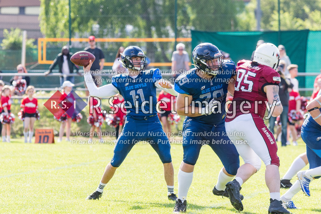 American Football, Saison 2023, Regionalliga Nord, Hamburg Blue Devils - Hamburg Pioneers, Dr.-Hermann-Schnell-Sportplatz (Hamburg), 13.05.2023, 1. Gameweek | Leif Plagge (#11, Blue Devils, QB), Jan Henryk Starnberg (#79, Blue Devils, OL)