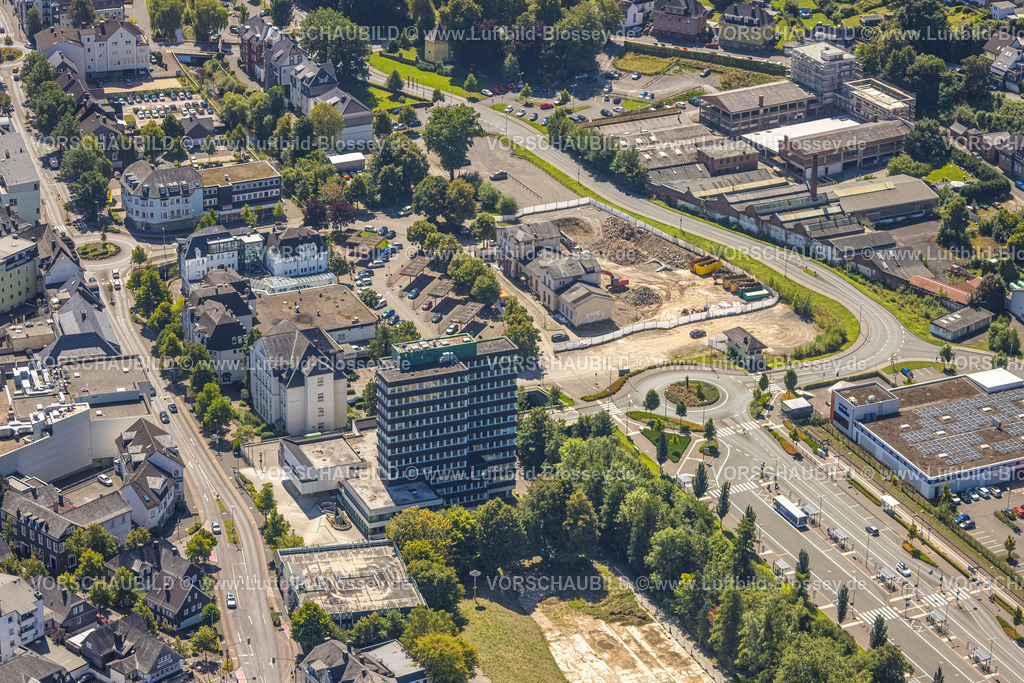 Olpe250810472 | Luftbild, Abriss ehemaliges Bahnhofsgebäude an der Stellwerkstraße, Kreisverkehr, Hochhaus Rathaus Olpe, Olpe-Stadt, Olpe, Sauerland, Nordrhein-Westfalen, Deutschland