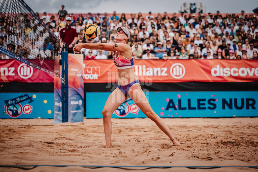 Beachvolleyball | Frauen | Allianz German Beach Tour 2025 | Tourstop München | 06.07.2025 | Marie Schieder spielt den Ball