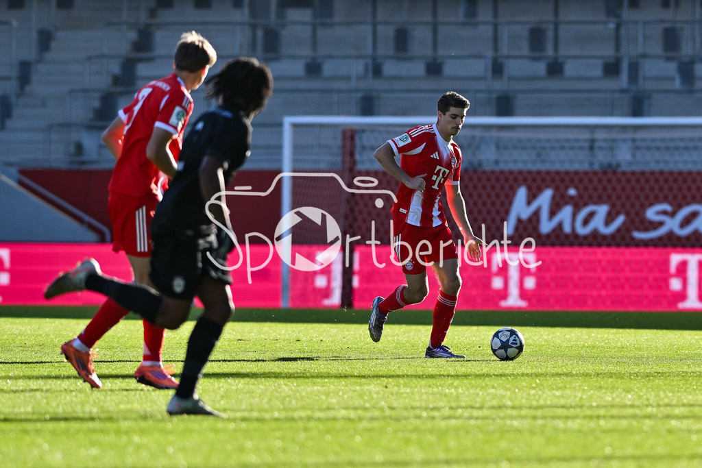 FC Bayern München U19 - Sporting Lissabon U19 | MUNICH, GERMANY - 09. DECEMBER: am Ball Rapheal PAVLIC (FC Bayern München U19 4) während dem Match zwischen der U19 des FC Bayern München und der U19 von Sporting Lissabon am 6. Spieltag der UEFA Youth League Ligaphase am FC Bayern Campus