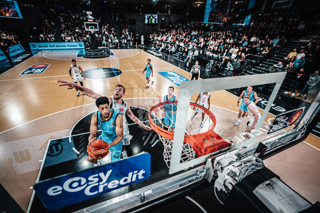 Basketball | Männer | Saison 2024/2025 | easyCredit Basketball Bundesliga | 16. Spieltag | Veolia Towers Hamburg vs. Telekom Baskets Bonn | 10.01.2025 | v.l. Jordan Barnett (#21, Veolia Towers Hamburg) und Thomas Kennedy (#54, Telekom Baskets Bonn)
