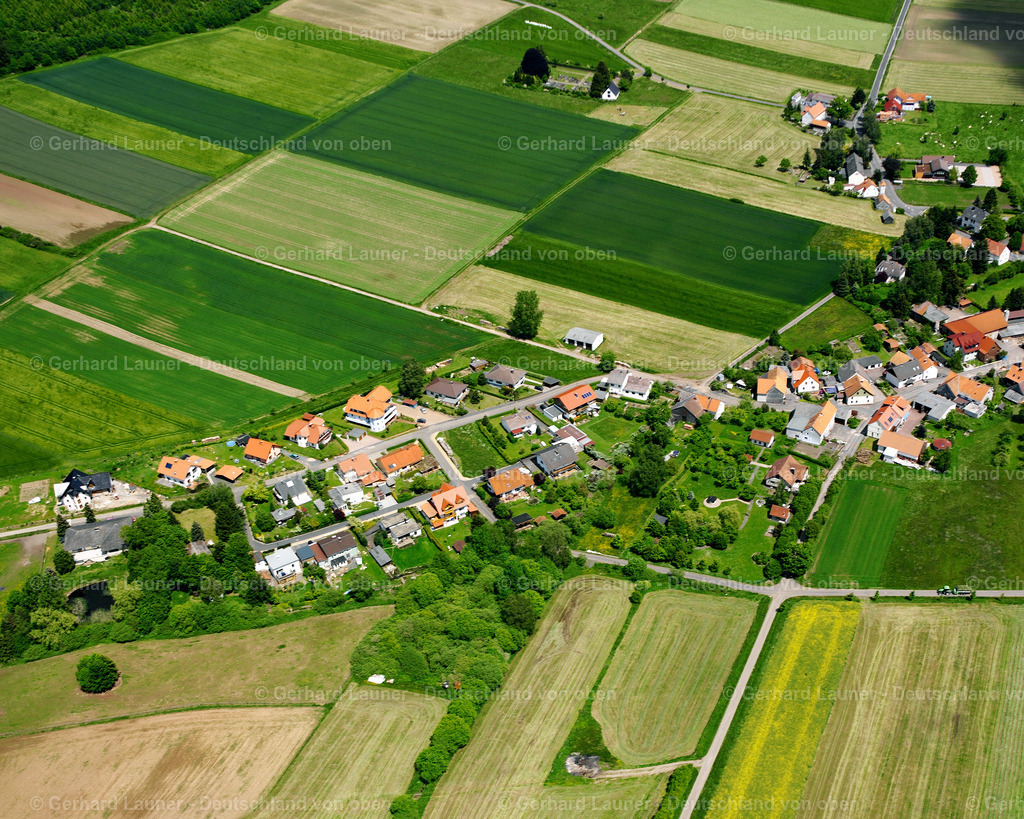 2615678 | ALLMENROD 09.06.2006 Landwirtschaftliche Nutzflächen und Feldgrenzen  umsäumen das Siedlungsgebiet des Dorfes in Allmenrod im Bundesland Hessen, Deutschland // Agricultural land and field boundaries surround the settlement area of the village  in Allmenrod in the state Hesse, Germany Foto: Gerhard Launer
