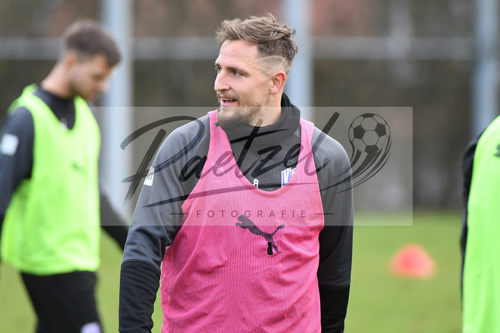 20200229_TRAOSN_0033 | Fussball, Herren: Ulrich Taffertshofer (VfL Osnabrueck) schaut waehrend der Trainingseinheit des VfL Osnabrueck im Sportpark Illoshoehe am 29.02.2020 in Osnabrueck, Deutschland. - Realisiert mit Pictrs.com