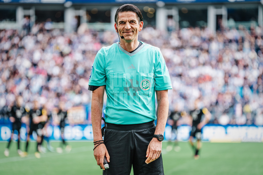 Fußball | Männer | Saison 2023/2024 | 2. Fußball-Bundesliga | 28. Spieltag | Hamburger SV vs. 1. FC Kaiserslautern | 06.04.2024 | Schiedsrichter Deniz Aytekin lächelt
