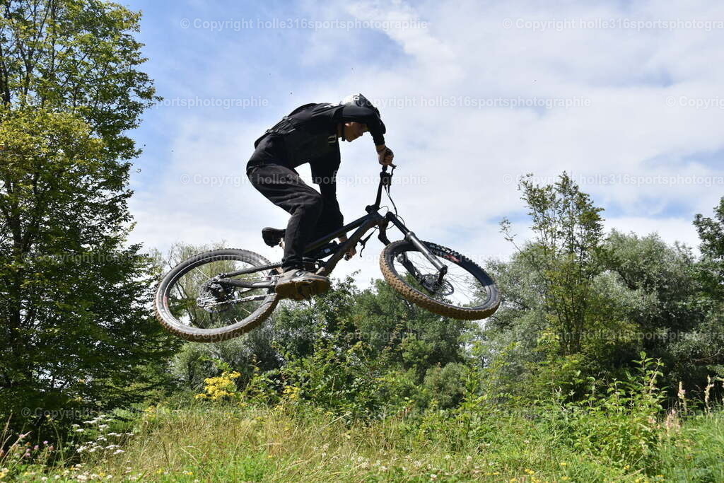 DSC_0011 | Sportfotografie , Motorsport, Motoross, Reitsport, Mointainbike, Enduro,
Landschaft , Outdoor, Eventfotografie, Landschaft, Bilder online bestellen - Realisiert mit Pictrs.com