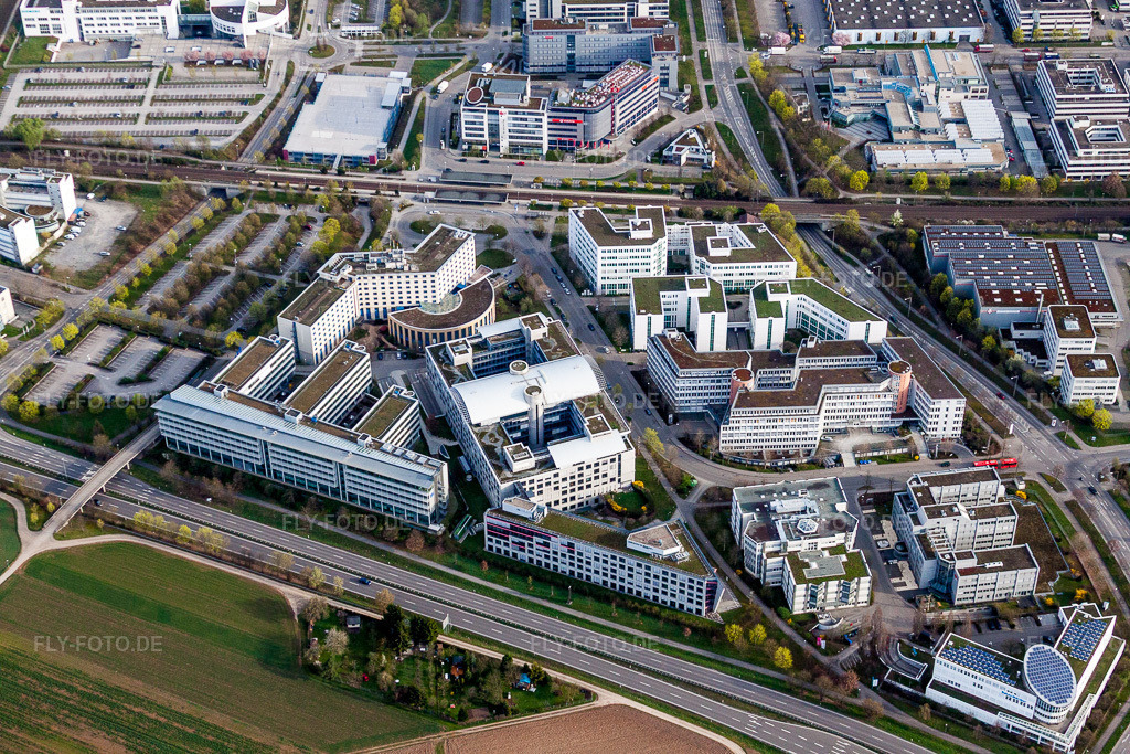 Luftbild: Gewerbegebiet und Firmenansiedlung mit Holiday Inn Stuttgart und VPV Versicherungen im Ortsteil Weilimdorf in Stuttgart im Bundesland Baden-Württemberg in Deutschland. Foto: IMG_39212.jpg vom 03.04.2011 durch Werner Riehm/FLY-FOTO.de