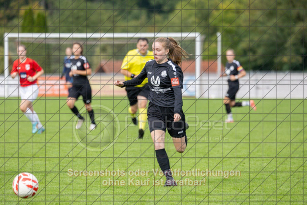 20250928_143406_0563 | #,1.FC Donzdorf (schwarz) vs. TV Derendingen (rot), Fussball, Frauen-Verbandsliga Württemberg, 03. Spieltag, Saison 2025/2026, Rasenplatz Lautertal Stadion, Süßener Straße 16, 73072 Donzdorf, 28.09.2025 - 13:00 Uhr,Foto: PhotoPeet-Sportfotografie/Peter Harich