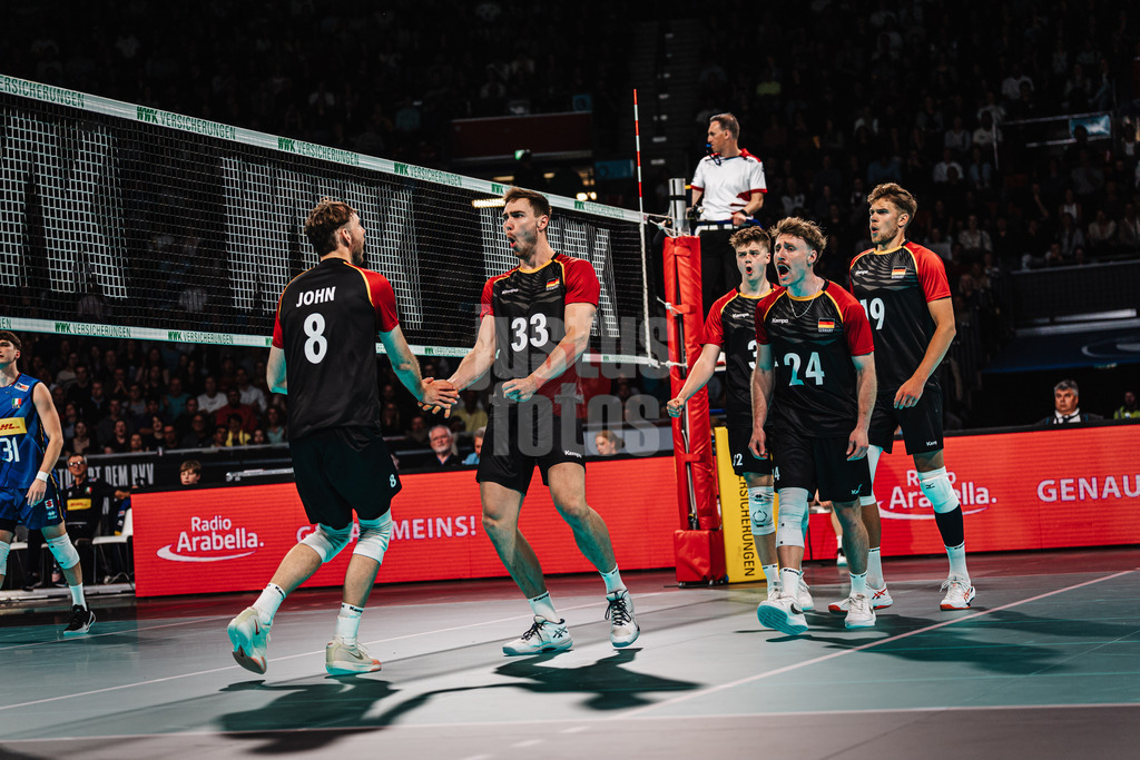 Volleyball | Männer | Testspiel | Deutschland vs. Italien | 26.05.2025 | Jubel bei Deutschland v.l. Filip John (#8, Deutschland) Simon Torwie (#33, Deutschland) Theo Mohwinkel (#32, Deutschland) Eric Burggräf (#24, Deutschland) und Erik Röhrs (#19, Deutschland)
