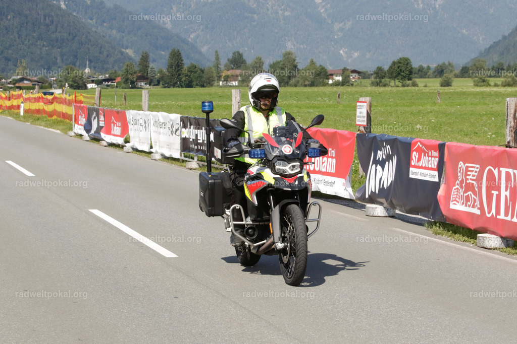 1176_20230817_Bewerb_Maenner_Muehlanger | AUT - OESTERREICH, 2023-08-16: SPORT RENNRAD-FAHREN - 55. INTERNATIONALER RADWELTPOKAL IN ST. JOHANN IN TIROL  - Vintage-Radrennen mit WM-Bronze-Medaillen-Siegerin Christina Schweinberger, den Teilnehmer und Alexander Baumann (vom Orginastions-Team) - TAG 2 BEWERB MAENNER IN SECHS GRUPPEN  ; Foto: Roland Muehlanger