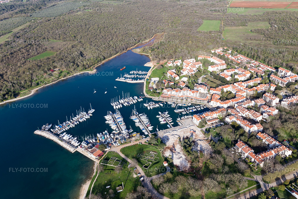 Aerial view: View of the town in Črvar in the state Gespanschaft Istrien, Croatia. – Photo: IMG_106069.jpg taken on 04/13/2018 by Werner Riehm/FLY-FOTO.com – Resolution of the original: 5472 x 3648 px