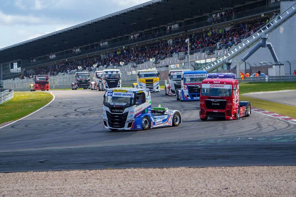 A7408092 | 14.07.2024 Goodyear FIA European Truck Racing Championship (ETRC) NürburgringBild: Zweikampf um die Führung zwischen #2 Jochen Hahn im IVECO und #1 Norbert Kiss im MAN - Realisiert mit Pictrs.com
