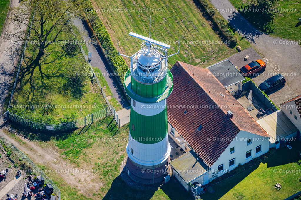 Strand_Leuchtturm_Bülk_ELS_0489010524 | STRANDE 01.05.2024 Leuchtturm als historisches Seefahrtszeichen im Küstenbereich Bülk an der Straße Bülker Weg in Strande im Bundesland Schleswig-Holstein, Deutschland. Das Terrassen- Cafe " Leuchtturm - Pavillon " ist ein beliebtes Ausflugsziel auf der Bülker Huk. Weiterführende Informationen bei: Interessengemeinschaft Seezeichen e. V,  Leuchtturm-Pavillon. // Lighthouse as a historic seafaring character in the coastal area Buelk on street Buelker Weg in Strande in the state Schleswig-Holstein, Germany. Further information at: Interessengemeinschaft Seezeichen e. V,  Leuchtturm-Pavillon. Foto: Martin Elsen
