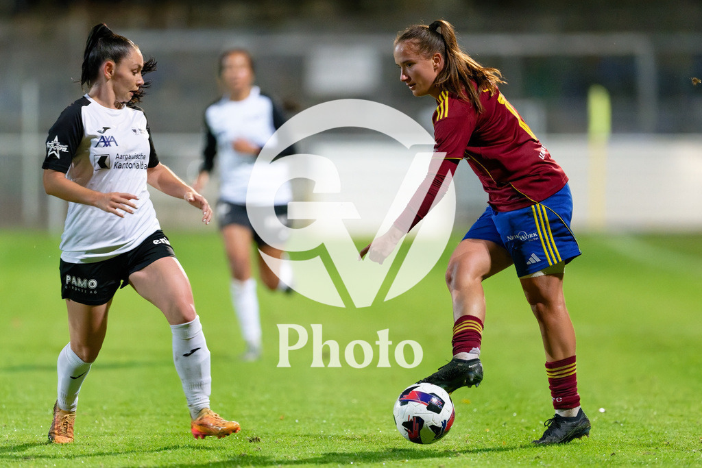 DZ9_5132_c | Switzerland: AXA Womens Super League 2025/26, Servette FC Chenois Feminin vs FC Aarau Frauen - Stade des Trois-Chene, Chene-Bourge: Magdalena Izabela Sobal (11 Servette FC Chenois Feminin) Magdalena Izabela Sobal (11 Servette FC Chenois Feminin) passes the ball 
