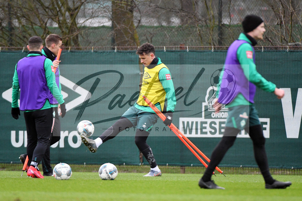 20200227_TRASVW_0072 | Fussball, Herren: Milos Veljkovic (Werder Bremen) in Aktion, am Ball, Einzelaktion waehrend der Trainingseinheit des SV Werder Bremen auf dem Trainingsplatz am wohninvest Weserstadion am 27.02.2020 in Bremen, Deutschland. - Realisiert mit Pictrs.com