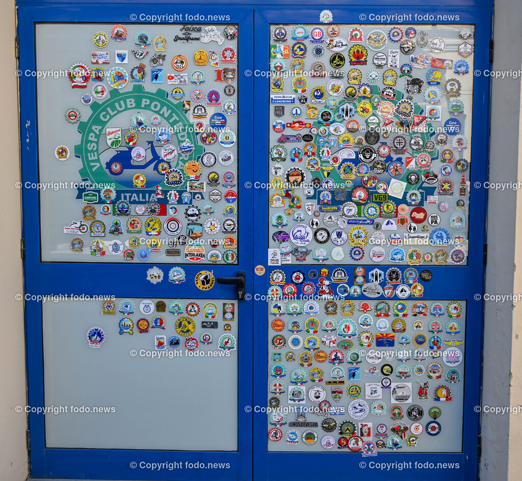 Italien_ Toskana_ Provinz Pisa_ Pontedera_ Vespa_ 29.05.2024-97 | 29.05.2024, Italien, ITA, Toskana, Pontedera im Bild Piaggio, Vespa, Museum

Piaggio ist ein italienischer Fahrzeughersteller mit Sitz in Pontedera. Das Unternehmen produziert verschiedene Mofas und Motorroller, unter anderem die Vespa, das Lastendreirad Ape sowie den Kleintransporter Porter. Zum Konzern gehören auch die Motorradmarken Aprilia, Derbi, Gilera, Laverda und Moto Guzzi. 
Quelle: Wikipedia