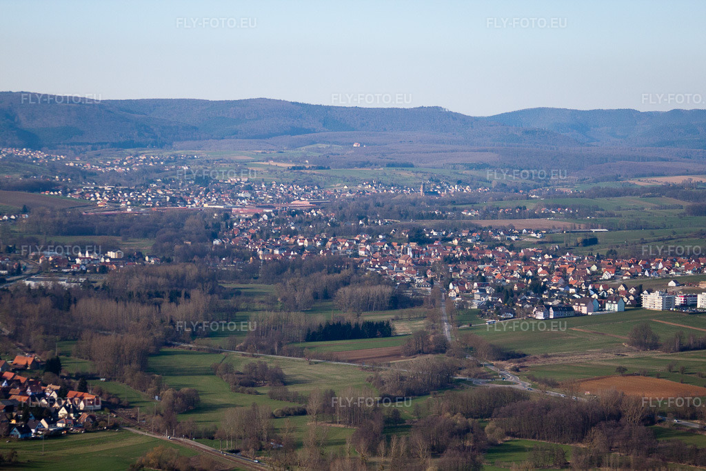 Vue aérienne: Vue de la ville à Uttenhoffen dans le département Bas Rhin, France. Photo: IMG_38677.jpg prise le 20/03/2011 par Werner Riehm/FLY-FOTO.eu – Résolution de l'original: 4752 x 3168 px