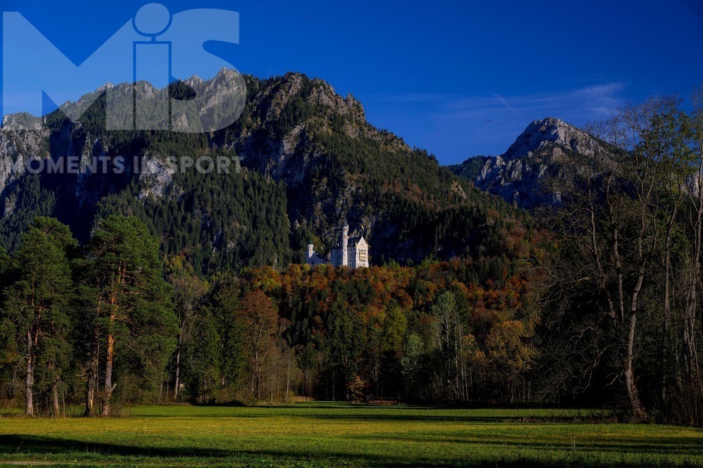2.Liga-1860-HEIM.jpg | 17.10.2022, Herbst am Schloss Neuschwanstein im Allgäu (Bayern) bei Füssen. - Realisiert mit Pictrs.com