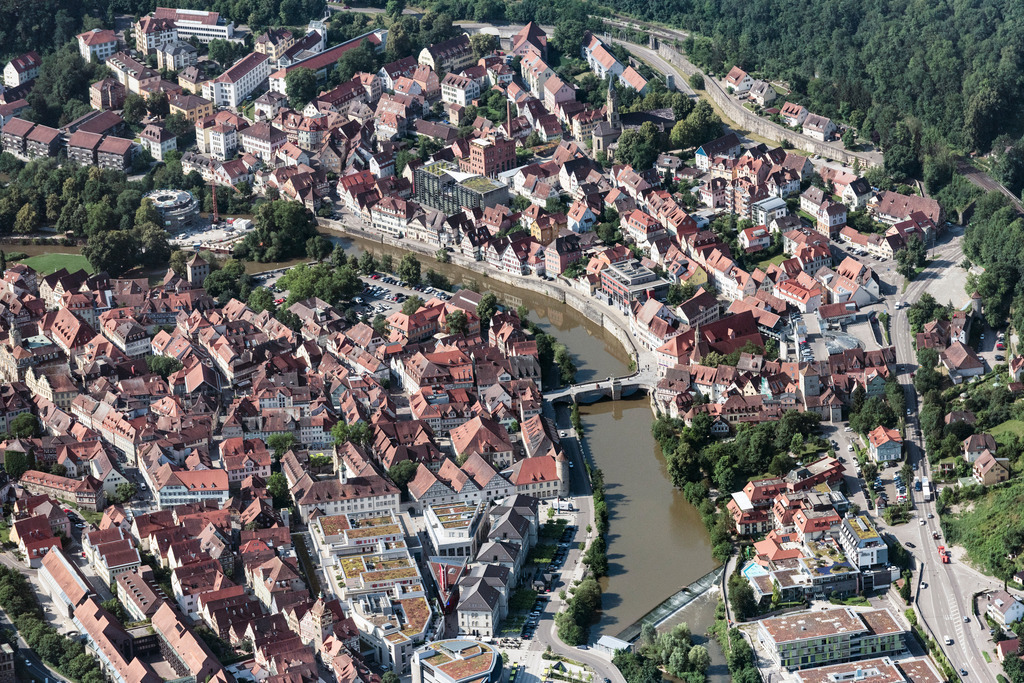dr__dsc4530.jpg | SCHWäBISCH HALL 27.06.2018 Stadtansicht am Ufer des Flußverlaufes Kocher in Schwäbisch Hall im Bundesland Baden-Württemberg, Deutschland. // City view on the river bank Kocher in Schwaebisch Hall in the state Baden-Wurttemberg, Germany. Foto: Daniel Reiter
