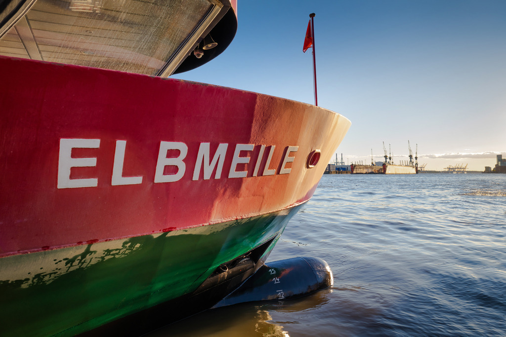 10250201 - Elbmeile | Hamburger Hafenmotiv mit einer Fähre und einem weiten Blick über die Elbe.