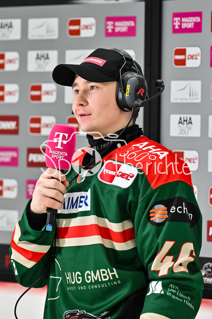 Augsburger Panther - EHC RB München | AUGSBURG, DEUTSCHLAND - 27. FEBRUAR: im Bild Moritz ELIAS (Augsburger Panther 46) beim Interview von MagentaSport / Einzelfoto / Freisteller  nach dem Match zwischen den Augsburger Panthern und dem EHC RB München am 46. Spieltag der Penny DEL im Curt Frenzel Stadion
