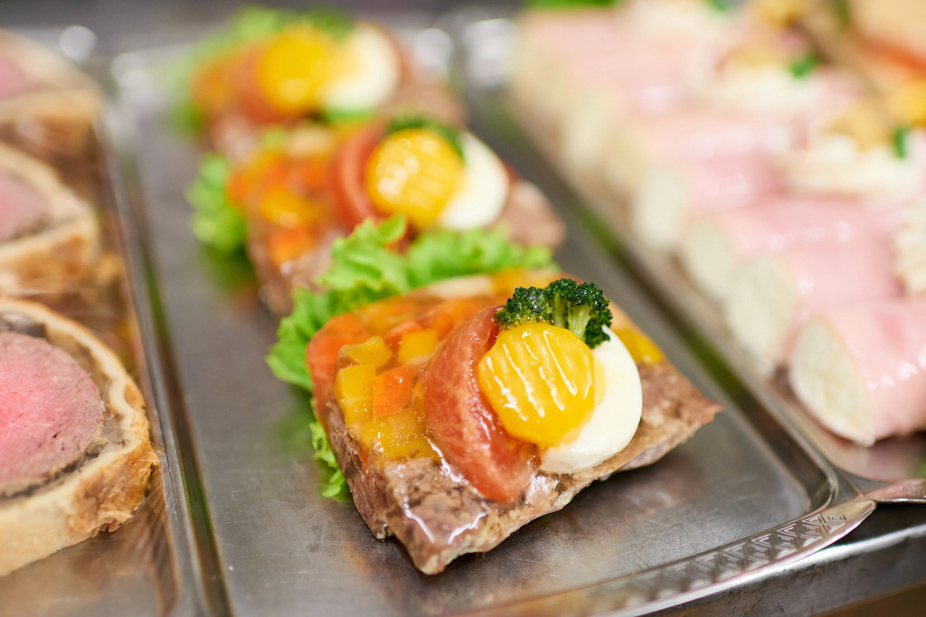 Cafe Sluka - eine Auswahl an frischen Sandwiches | Wien, Austria - March 28, 2018: Conditorei Sluka Rathausplatz; eine Auswahl an frischen Sandwiches auf silbernen Tabletts. - Realisiert mit Pictrs.com