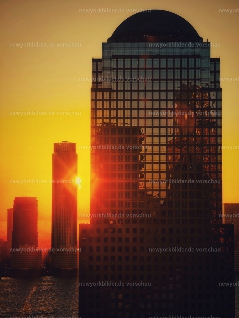 Beautiful Sunset in Downtown Manhattan | Kaum ein Ort erstrahlt so schön wie Manhattan, New York City. Durch die vielen Wolkenkratzer erstrahlt die Stadt in so wunderbaren Farben.