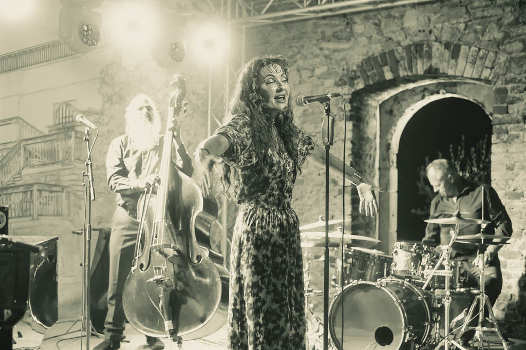 Maria Markesini Konzert | Maria Markesini meets Klazz Brothers im Forte Belvedere Leisnig zum Festival Hallo Leisnig 2022. - Realisiert mit Pictrs.com