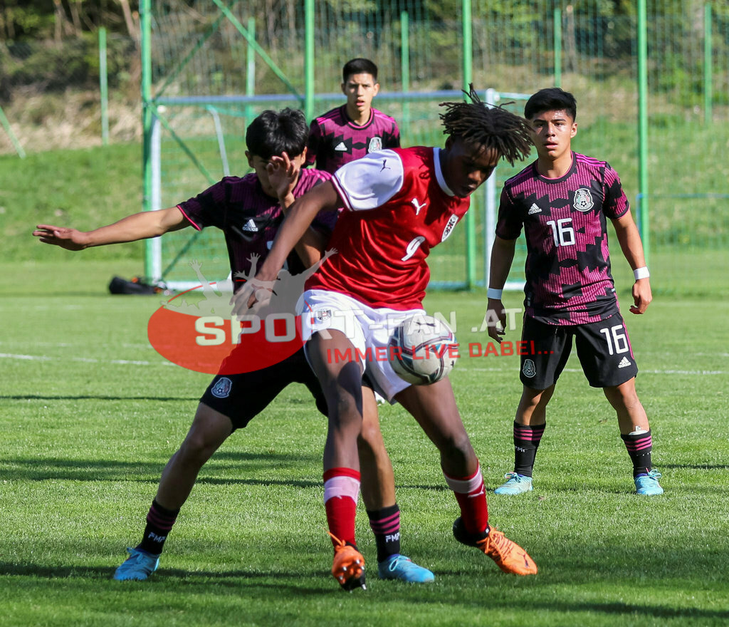AUSTRIA U15 - MEXICO U15 | Derek Garcia (Mexico #8) Cristobal Aviles (Mexico #3) KENNETH ADEJENUGHURE (Austria #9) Jesus Torres (Mexico #16) ; AUSTRIA U15 - MEXICO U15 am 29.04.2022 in Arnoldstein
(Sportplatz), AUSTRIA, (Photo by Ernst Krawagner sport-fan.at) - Realisiert mit Pictrs.com