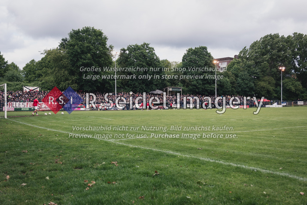 RS-1-116979 | Alle Zuschauerränge sind in der Aufstiegsrunde auf der Adolf-Jäger-Kampfbahn voll besetzt.