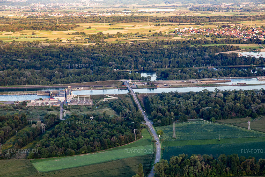 Vue aérienne: Écluses'/Centrale hydroélectrique EDF à l'écluse du Grand Canal D'Alsace EDF de Gerstheim à Gerstheim dans le département Bas Rhin, France – .Photo: IMG_137898.jpg prise le 18/08/2023 par Werner Riehm/FLY-FOTO.eu – Résolution de l'original: 5248 x 3498 px – EDF France | EDF FR
