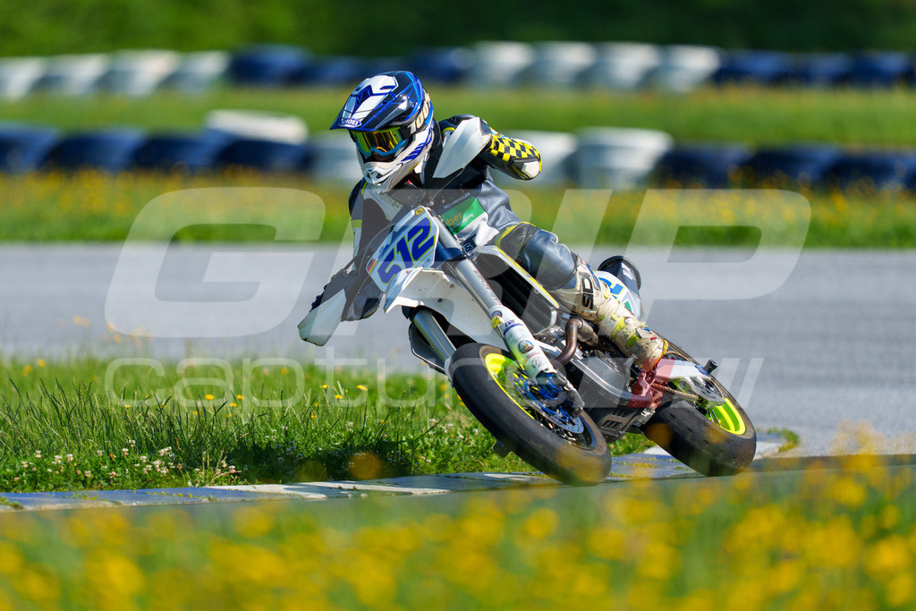 SuperMoto_Staatsmeisterschaft_Greinbach_126 | GRIPcapture steht für authentische Sportfotografie in Österreich – für Momente, die mehr sind als Geschwindigkeit oder Ergebnis. Es geht um Emotion, Spannung, Fokus und den Augenblick, der oft nur einen Wimpernschlag dauert.Ob Motorsport, Teamsport oder 