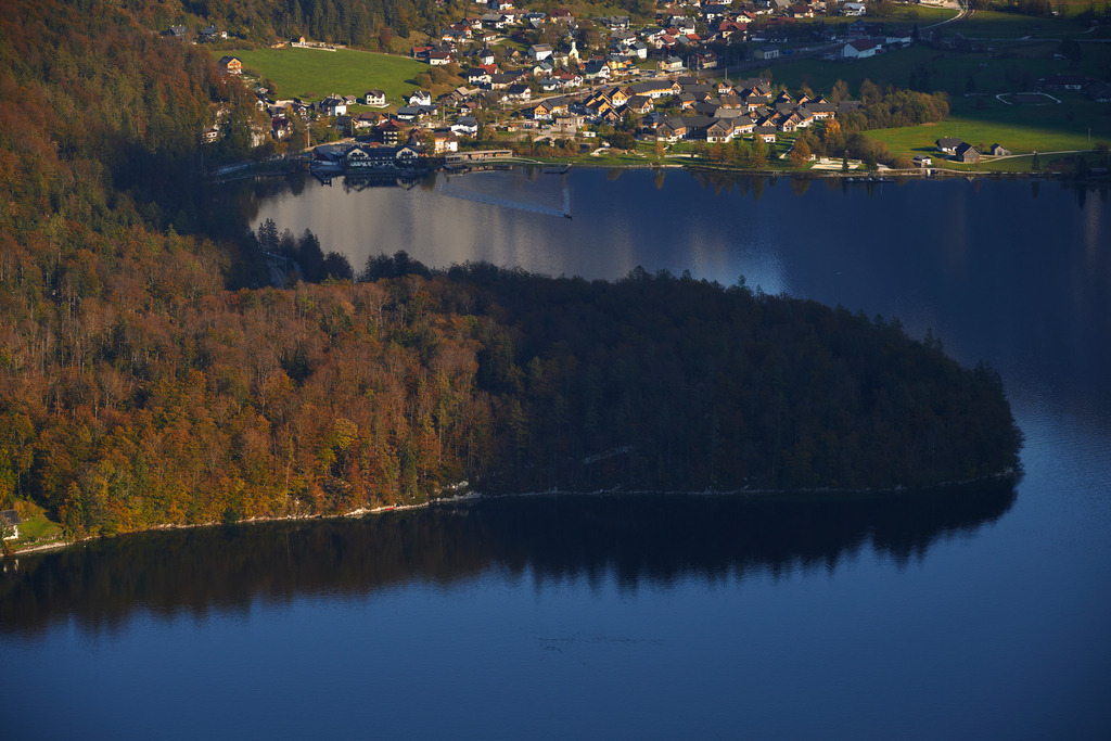 Blick von der Aussichtsplattform Welterbeblick auf den Hallstät | Hallstatt, Austria - October 17, 2018: Blick von der Aussichtsplattform Welterbeblick auf den Hallstättersee nach Obertraun. - Realisiert mit Pictrs.com