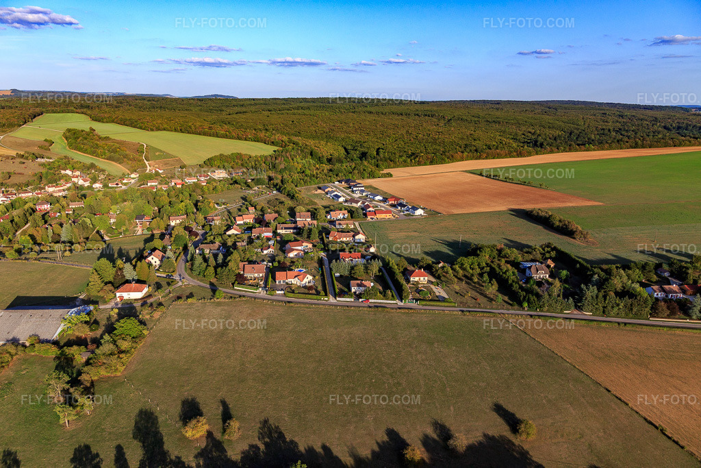 Aerial view: View of the town from the west in Rollainville in the state Vosges, France. – Photo: IMG_118282.jpg taken on 09/15/2019 by Werner Riehm/FLY-FOTO.com – Resolution of the original: 5472 x 3648 px