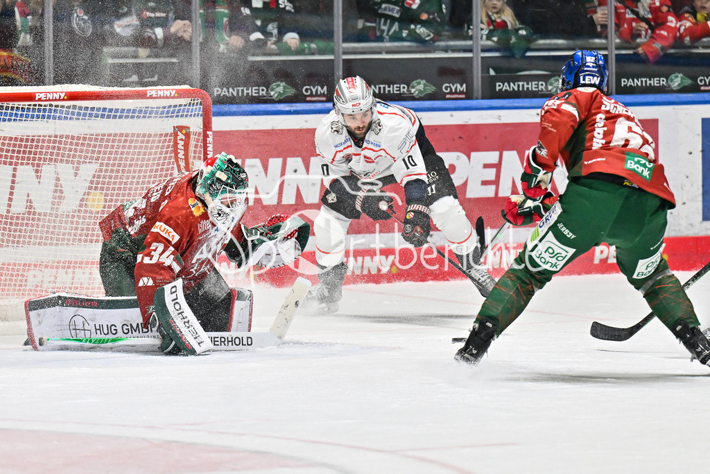 Augsburger Panther - Nürnberg Ice Tigers | AUGSBURG, GERMANY - 23. DECEMBER: Michael GARTEIG (Augsburger Panther 34 steht im Schnee / Eis von Evan BARRAT (Nürnberg Ice Tigers 10) während dem Match zwischen den Augsburger Panthern und den Nürnberg Ice Tigers am 31. Spieltag der Penny DEL im Curt Frenzel Stadion