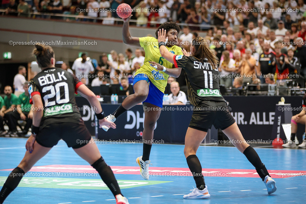 DHB13072401042 | 13.07.2024, Handball, Länderspiel Frauen, Dortmund, Westfalenhalle, DHB, Olympia Vorbereitung, Deutschland - Brasilien:  Xenia Smits (GER) verteidigt gegen Mariane Fernandes (BRA)