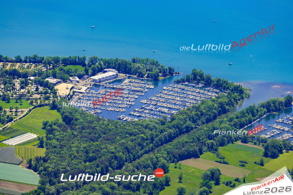 Das Luftbild zeigt :  Langenargen - Die Luftaufnahme wurde 2024 vom UL-Flugzeug aus erstellt ( keine Drohne ) - Hochauflösende Luftaufnahme - Für grossformatige Ausdrucke geeignet. Die Geschenkidee !Mit Lizenz und Bildrechte bestellbar