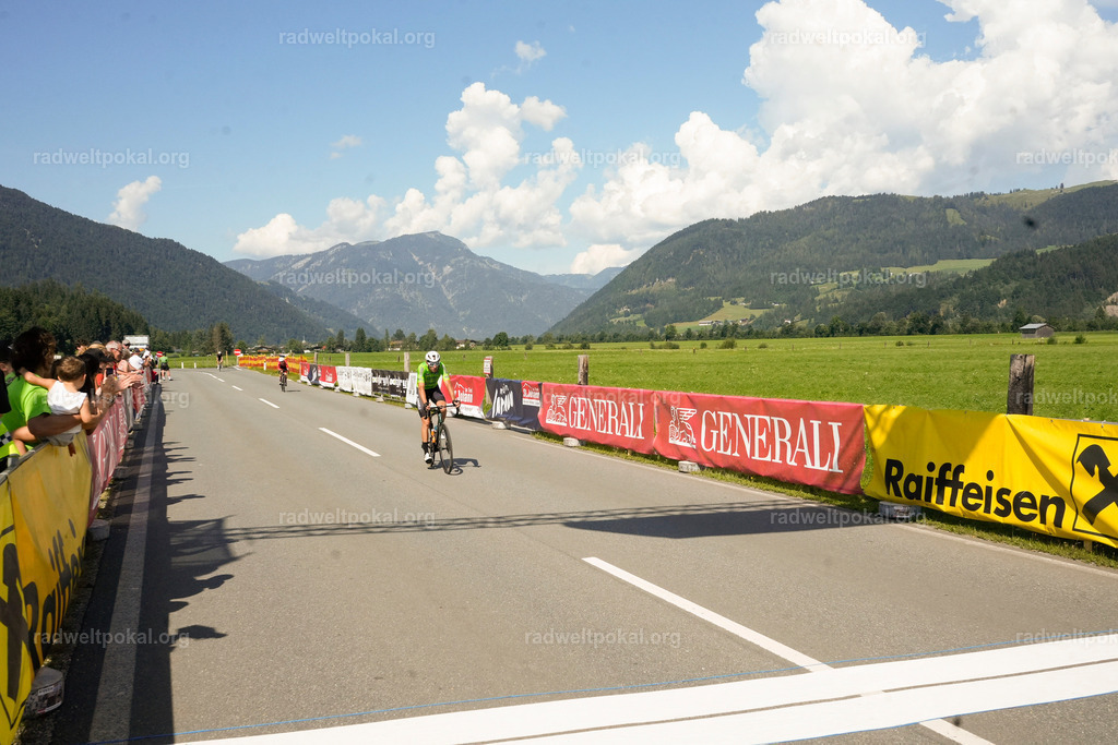 857_20230817_Bewerb_Maenner_Muehlanger | AUT - OESTERREICH, 2023-08-16: SPORT RENNRAD-FAHREN - 55. INTERNATIONALER RADWELTPOKAL IN ST. JOHANN IN TIROL  - Vintage-Radrennen mit WM-Bronze-Medaillen-Siegerin Christina Schweinberger, den Teilnehmer und Alexander Baumann (vom Orginastions-Team) - TAG 2 BEWERB MAENNER IN SECHS GRUPPEN  ; Foto: Roland Muehlanger