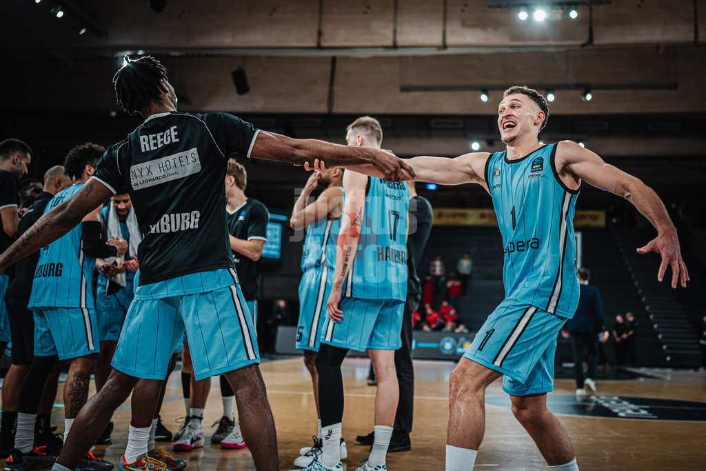 Basketball | Männer | Saison 2024/2025 | BKT EuroCup | Veolia Towers Hamburg vs. Hapoel Bank Yahav Jerusalem | 17.12.2024 | v.l. Camron Reece (#14, Veolia Towers Hamburg) und Brae Ivey (#1, Veolia Towers Hamburg) jubeln nach dem Sieg