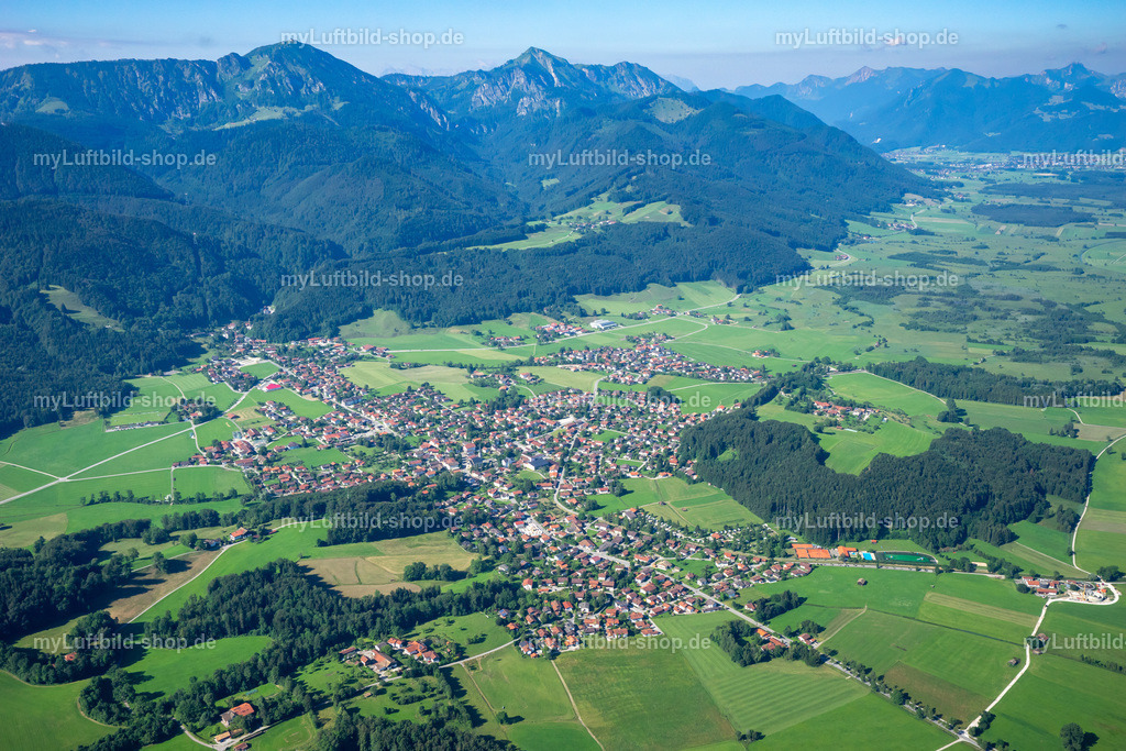 luftbild-bergen-chiemgau-bruno-kapeller-1 | Luftbild von Bergen im Chiemgau: Der Ort liegt eingebettet in grüne Wiesen und Wälder am Fuß von Hochfelln und Hochgern, dahinter die Chiemgauer Alpen. Aufgenommen im Juli 2016. - Realisiert mit Pictrs.com