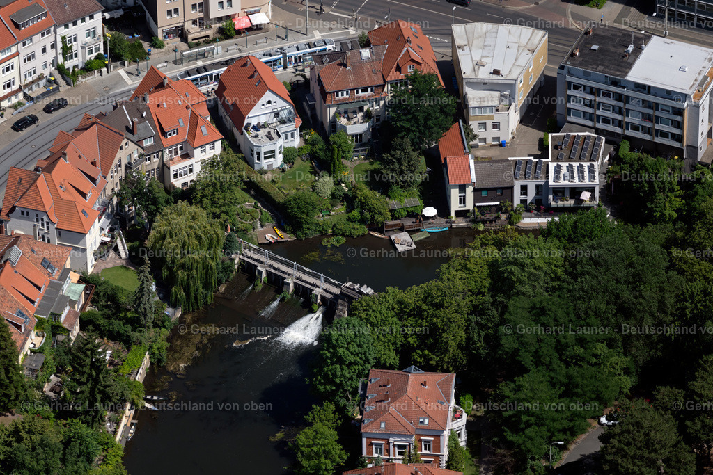 4035632 | BRAUNSCHWEIG 31.07.2020 Staustufe am Ufer des Flußverlauf der Oker an der Straße Am Wendenwehr in Braunschweig im Bundesland Niedersachsen, Deutschland. // Weir on the banks of the flux flow Oker in Brunswick in the state Lower Saxony, Germany. Foto: Gerhard Launer