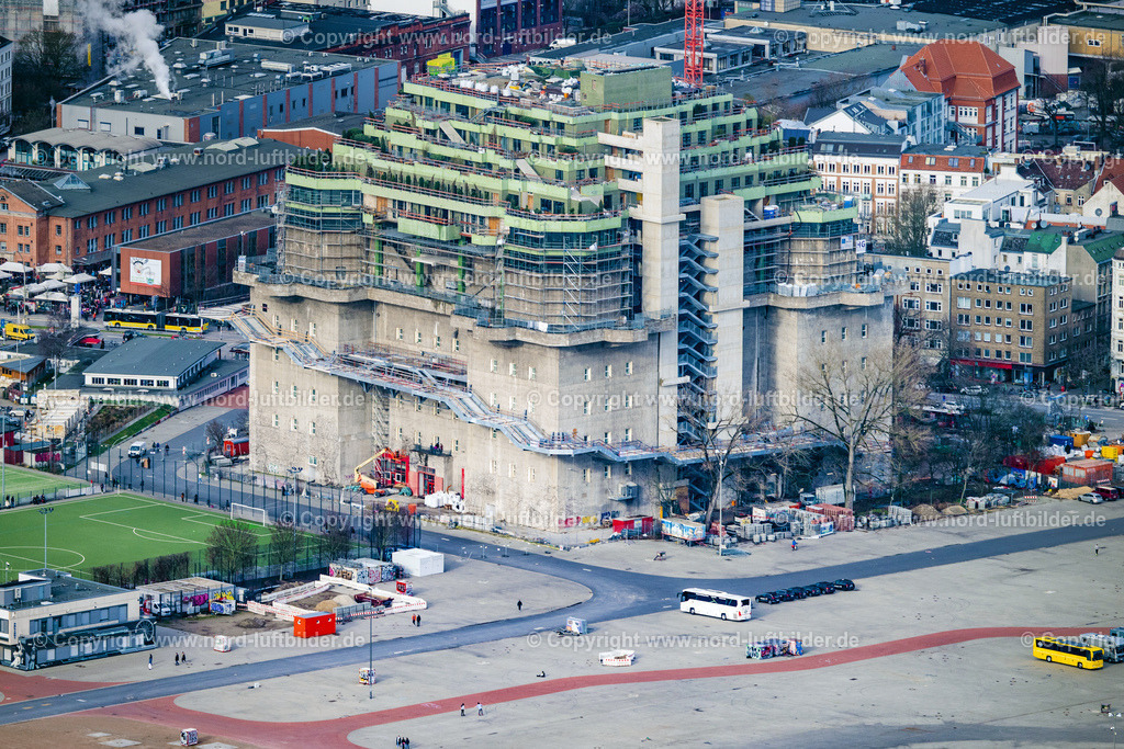 Hamburg_Bunker_Baustelle_Heiligengeistfeld_ELS_3355040223 | HAMBURG 04.02.2023 Baustelle zum Umbau und Neubau- Modernisierungsarbeiten am Bunker- Gebäudekomplex aus Beton und Stahl "Medienbunker" auch "Hamburger Flaktürme" oder "Energiebunker Wilhelmsburg" genannt an der Feldstraße im Ortsteil Sankt Pauli in Hamburg, Deutschland. Weiterführende Informationen bei: EHP Erste Hanseatische Projektmanagement GmbH,  Hansa Gerüstbau GmbH,  Hilldegarden e.V.,  Holsteiner Kabel- und Leitungsbau Willi Pohl GmbH &amp; Co. KG,  Ingenieurbau George Bähr GmbH,  PERI GmbH,  Veranstaltungs GbR Wolters/Jähnichen. // Construction site on Bunker building complex made of concrete and steel " Medienbunker " or "Hamburger Flaktuerme" on Feldstrasse in the district Sankt Pauli in Hamburg, Germany. Further information at: EHP Erste Hanseatische Projektmanagement GmbH,  Hansa Geruestbau GmbH,  Hilldegarden e.V.,  Holsteiner Kabel- und Leitungsbau Willi Pohl GmbH &amp; Co. KG,  Ingenieurbau George Baehr GmbH,  PERI GmbH,  Veranstaltungs GbR Wolters/Jaehnichen. Foto: Martin Elsen