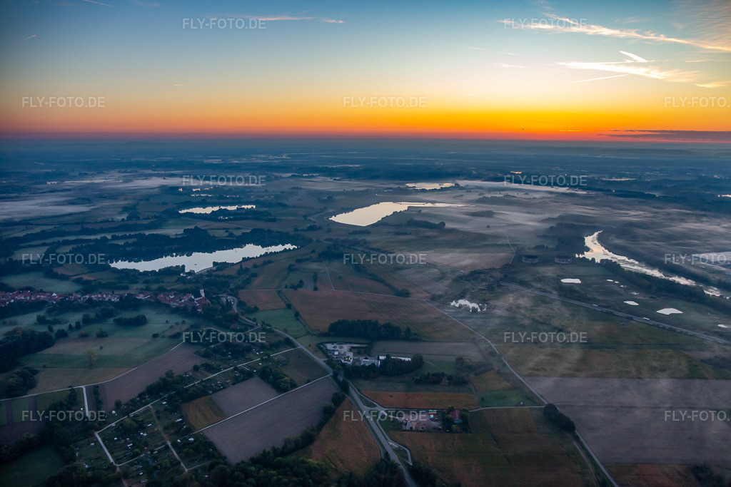Luftbild: Baggerseen und oberer Altrhein vor Sonnenaufgang in Jockgrim im Bundesland Rheinland-Pfalz in Deutschland. Foto: IMG_138402.jpg vom 16.09.2023 durch Werner Riehm/FLY-FOTO.de